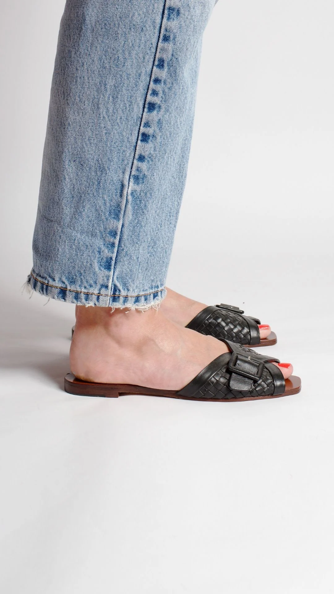 The Buckle Slide [Black] - Image 4